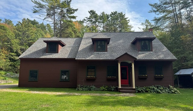 Edgewood, Beautiful custom built 5 bdrm home w/fire pit, game room, scenic pond