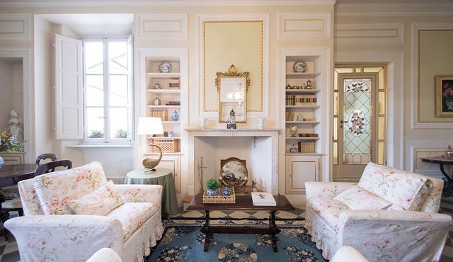 Elegant ancient villa.Very close Lucca's Walls and train station.Private terrace