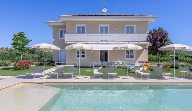Elegant and modern villa with pool in the countryside of Morrovalle, only 20 minutes from the sea