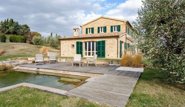 Elegant typical farmhouse with pool large wooded courtyard 10 minutes from Jesi