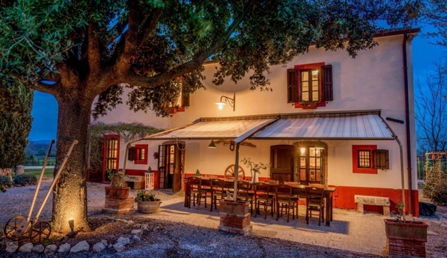 Enchanting Casale for 14 in Tuscany