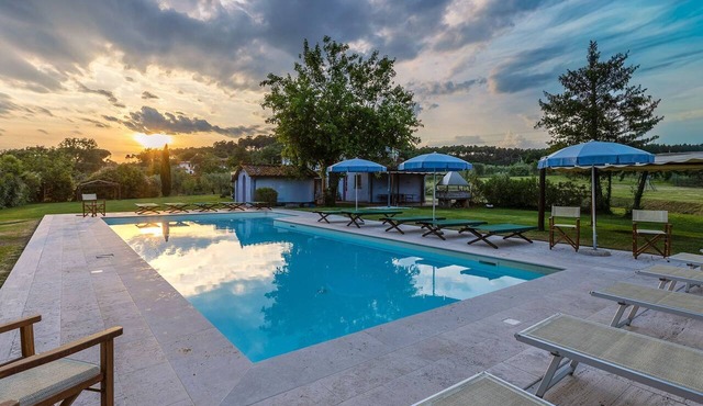 Enchanting villa with pool with hydromassage area, ideal to fully enjoy Tuscany