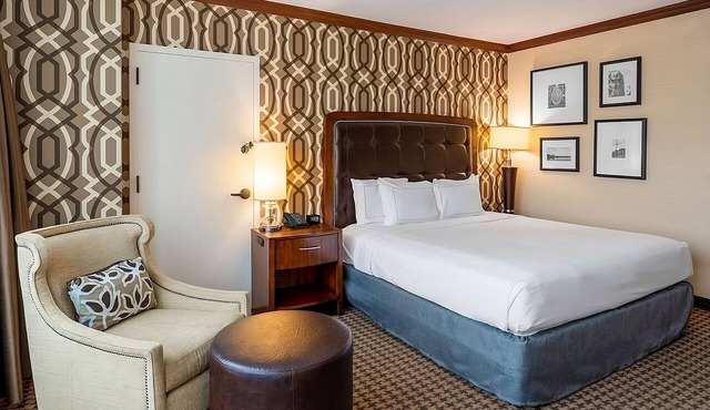 Ensuring a Very Comfortable & Memorable Stay! Onsite Pool, Onsite Parking!