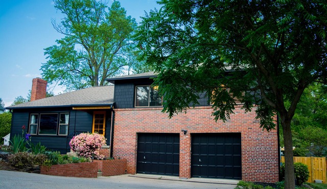 Entire Home Quiet Neighborhood 6 bedrooms, 8 beds, 3 bathrooms