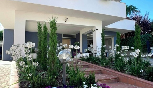 Ettore 3-bed Villa - Sleeps 6, Garden & Parking