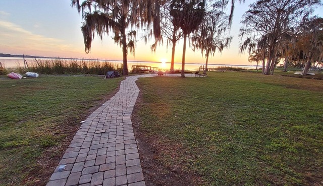 Eustis Fl- Lakefront Minie Ranch. Private ,fenced, off main drag, walk to town.