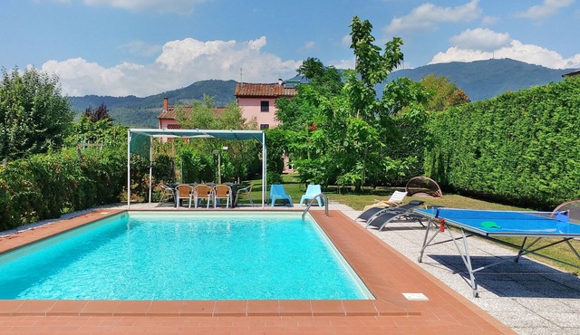 Exclusive villa, huge swimming pool and flowered garden with bbq. Free WiFi + AC