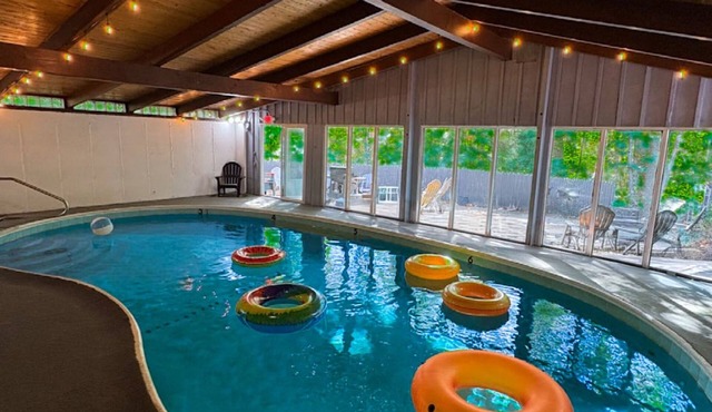 Expansive lodge| 9 Br | Indoor Pool | Sauna | Game Room | 3 Bath