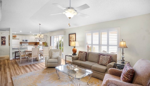 Fabulous Courtyard Villa 1 mile to Sumter Landing