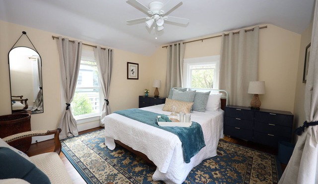 Family, pet friendly downtown New England charmer. Mins from Yale, Choate, QU.