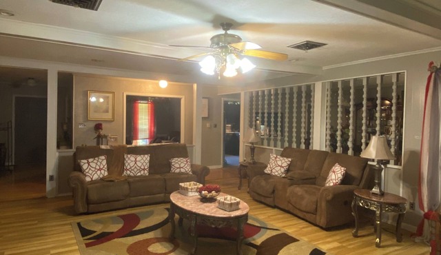 Fantastic 3-bedroom house with AC in Saltillo Charming Southern Retreat –