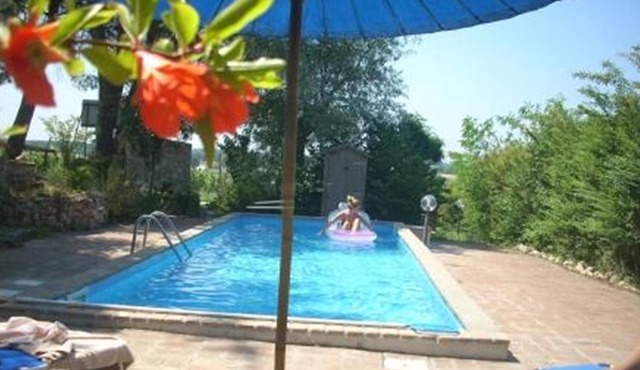 Farmhouse and swimming pool sleeps 8