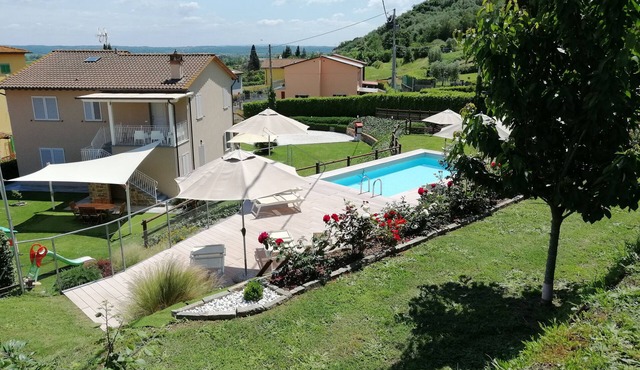 First floor apt with terrace, garden & pool in Lucca countryside
