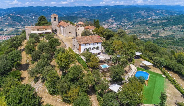 Florence & Tuscany. Pool, jacuzzi, parking and. relax