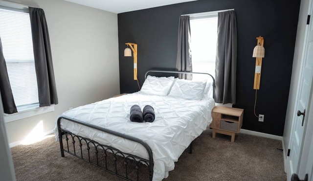 Fort Wayne Apartment with 2 Queen Beds | Comfortable Stay