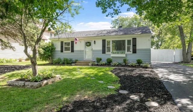 Fully Fenced In-Pet Friendly Cozy North Naperville 3 BED 2 BATH Home