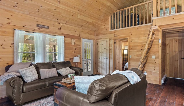 Golden Meadows Spacious Cabin with Hot tub, Fire-pit, near all baseball camps