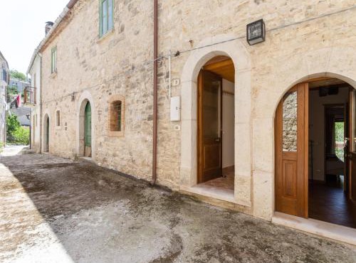 Gorgeous Mansion in Ripabottoni with Swimming Pool
