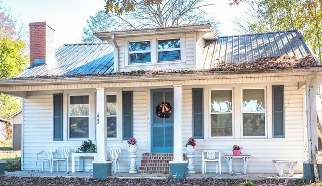 Granny's Place - Historic Country Cottage- PET FRIENDLY!