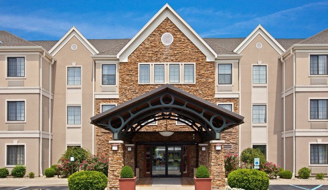 Great Value! 2 Bedroom Suite | Free Breakfast + Shared Outdoor Pool. Near Ford Motor Company!