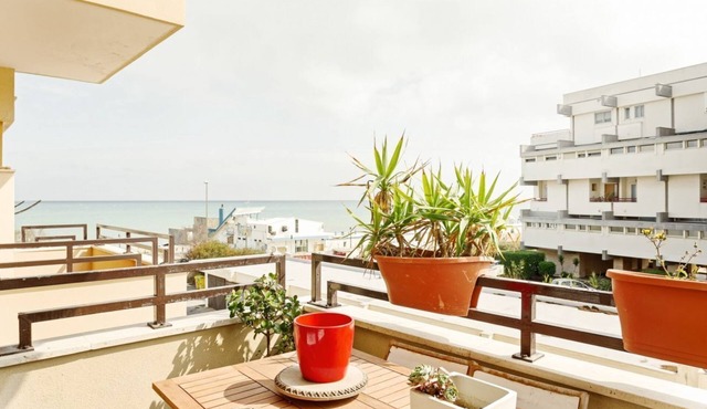 GuestHost - Beautiful and elegant apartment of 105 sqm that can accommodate up to 6 people. It is located on the seafront. At guests' disposal, there are two balconies with sea views and all the technological comforts such as a home theater system, split