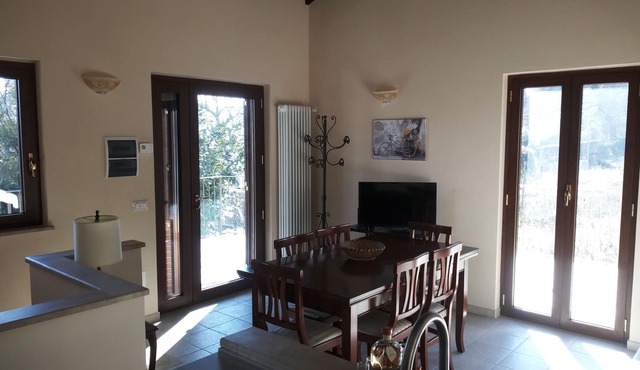 Hillside villa in Rieti between oaks and olive trees