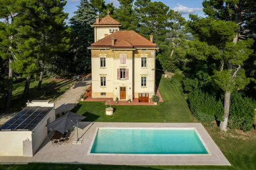 Historic Villa With Pool In The Heart Of Ortezzano