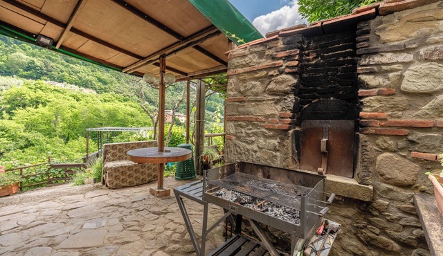 Holiday Home 'Antico Casale Toscano Sulla Collina' with Mountain View, Pool & Wi-Fi