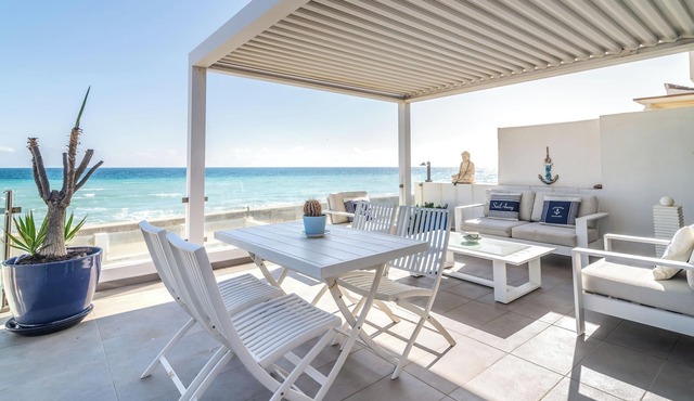 Holiday Home "Beach-Front Bahía Dorada" with Sea View, Shared Pools and Wi-Fi