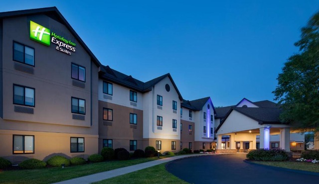 Holiday Inn Express & Suites Bradley Airport by IHG