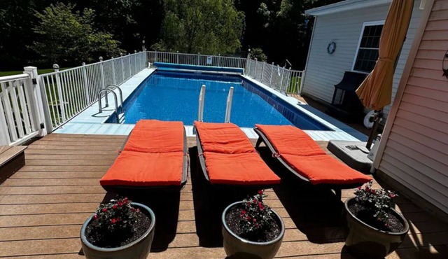 Home away from home Hot Tub and Pool in Middletown home of Wesleyan university