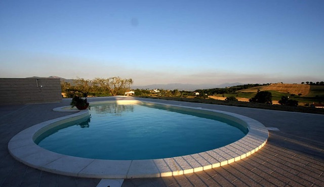Homerez - Appartement for 4 ppl. with shared pool and garden at Montecastrilli