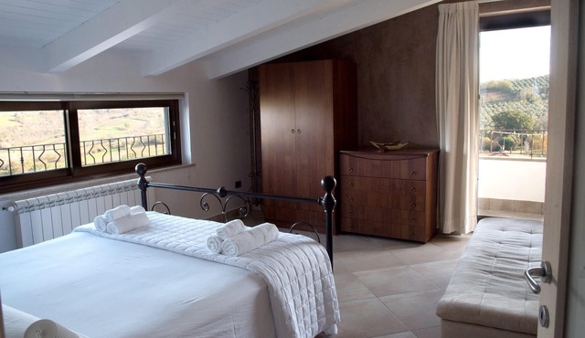 Homerez - Nice house for 6 ppl. with shared pool and garden at Bosco di Caiazzo