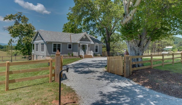 Horseshoe Hill | 10 Minutes to TIEC | Stables and Pasture Available Upon Request