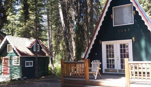 Huckleberry Hideaway: Authentic Cabin Adventure, steps away from Payette Lake