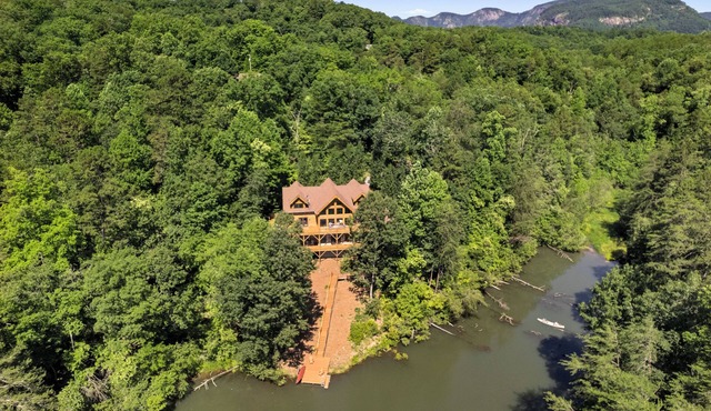Huge Spacious Cabin On the Lake. Mountain/Lake views
