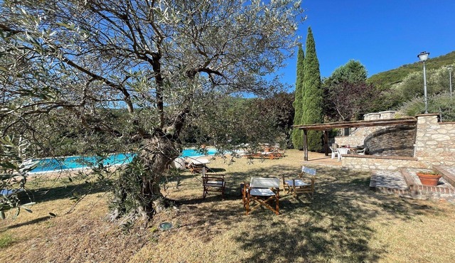 Huge villa with large exclusive pool + gardens/WIFI/sleeps 8
