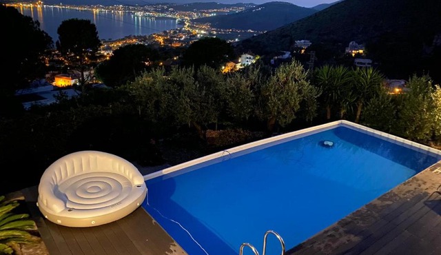Il Casale villa con piscina e giardino vista mare