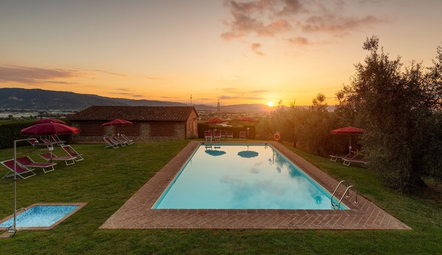 Il Cavaliere - tuscan farmhouse with pool on the wine road of Montecarlo-Lucca