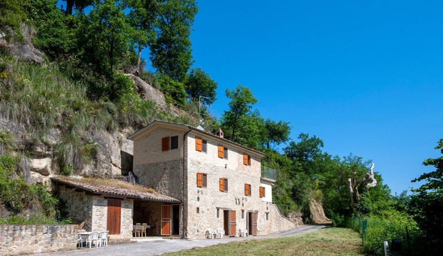 In a quiet location, this spacious stone house welcomes you.