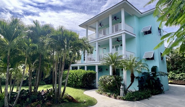 Key West Style Beach House w/Boat Parking 2 mins from launch 5 mins from beach!