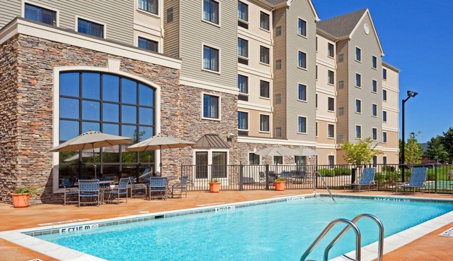 King Suite. Free Breakfast. Seasonal Outdoor Pool. Gym. Close to Longwood Gardens!