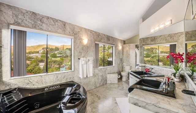 King Suite Oasis: Unwind with Jacuzzi & Bay Views Unit B