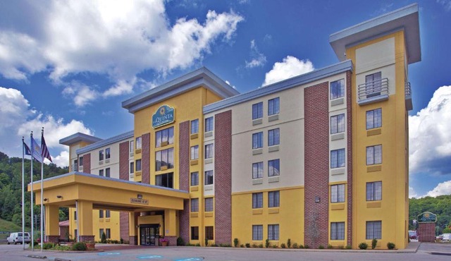 La Quinta by Wyndham Elkview - Charleston NE