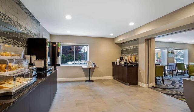 La Quinta Inn & Suites by Wyndham Hartford - Bradley Airport