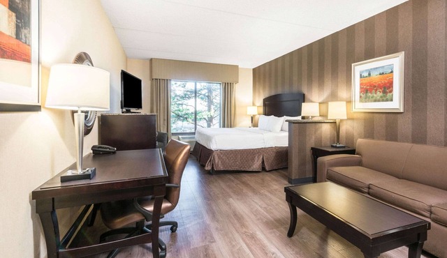 La Quinta Inn & Suites by Wyndham Bel Air/I-95 Exit 77A