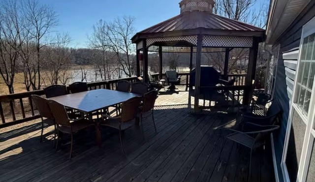 Lake Front charming 3-bedroom house, at Rough River Lake.