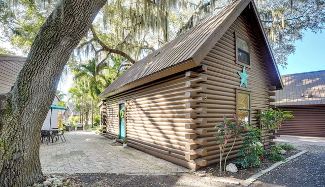 Lake Okeechobee Dockside Cabin w/Pool Access