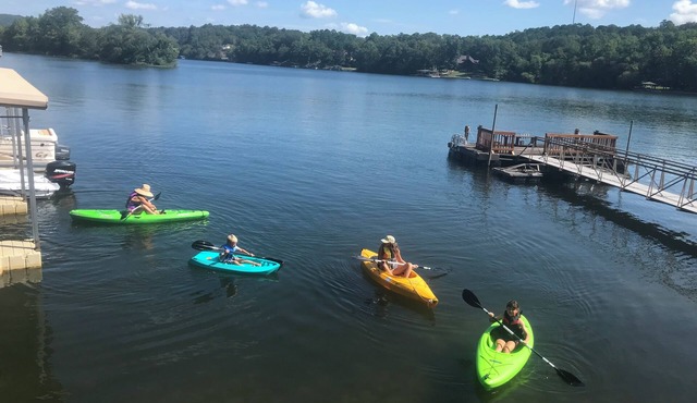 Lakefront 3-bedroom Lodge in Hot Springs Arkansas, directly on Lake Catherine!