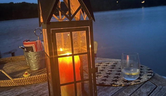 Lakefront Cottage Retreat !!